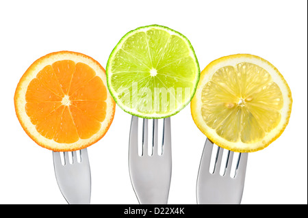 Orange lime limone agrumi le fette su forche isolati su sfondo bianco Foto Stock