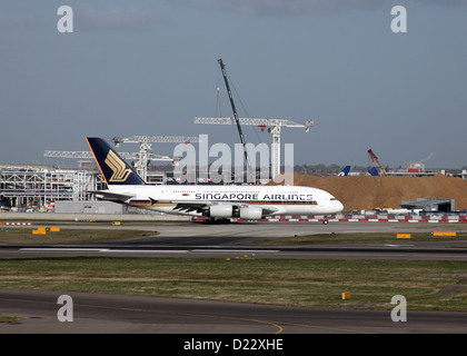 Singapore Airlines Airbus A380 in rullaggio a London Heathrow Airport Foto Stock