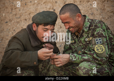 Esercito Nazionale Afghano soldati preparare fune durante il contatore esplosivi improvvisati per la formazione del dispositivo nella provincia di Farah, Afghanistan, 10 gennaio, 2013. Forze di sicurezza nazionali afgane sono state prendendo il filo nelle operazioni di protezione, con le forze della coalizione hanno come guida Foto Stock