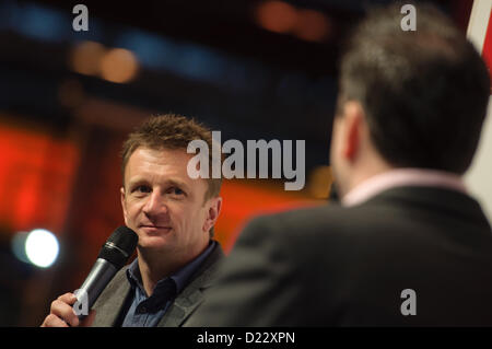 NEC di Birmingham, UK, 12 gennaio 2013. Henry Hope-Frost (destra) interviste conducente Allan McNish (sinistra) ad Autosport International. Foto Stock