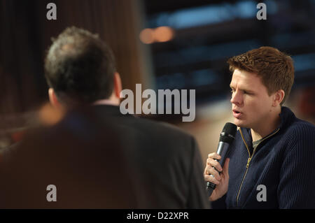 NEC di Birmingham, UK, 12 gennaio 2013. Henry Hope-Frost (sinistra) interviste ex BBC Formula 1 presentatore Jake Humphrey (destra) ad Autosport International. Foto Stock