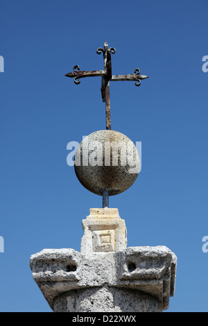 Croce, Frammento di Nostra Signora della chiesa Rock in Perast, Montenegro Foto Stock