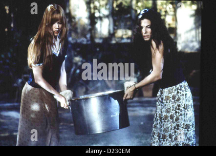 Zauberhafte Schwestern Magia pratica Gillian Owens (Nicole Kidman), Sally Owens (Sandra Bullock) *** Caption locale *** 1998 Foto Stock