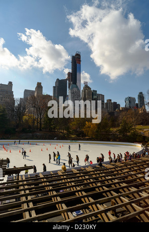 Persone il pattinaggio su ghiaccio a Central Park di New York City, Stati Uniti d'America Foto Stock