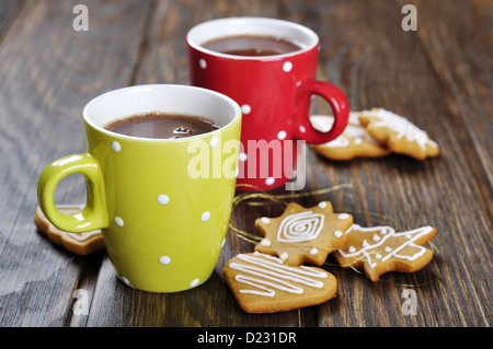 Due tazze di cioccolata calda sul tavolo di legno con gingerbread cookie Foto Stock