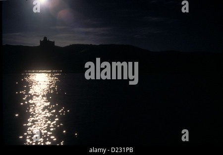 Luna piena sulla tomba di Aga Khan che si affaccia sul fiume Nilo ad Assuan, Alto Egitto. Foto Stock