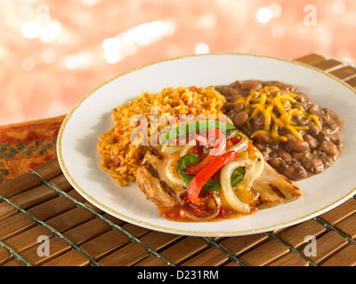 Pollo alla griglia condito con fajita verdure e servito con refried fagioli e riso spagnolo Foto Stock