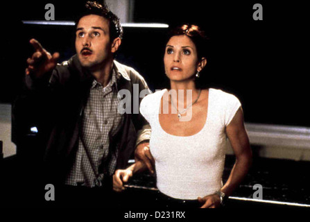 Scream 2 Scream Ii David Arquette, Courtney Cox Gail Weathers (Courtney Cox in Szene mit David Arquette) auf Tatsachen Foto Stock