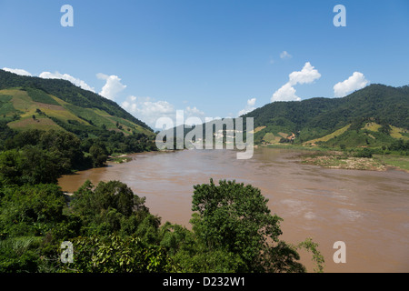 Il fiume Mekong che segna il confine tra Thailandia e Loa (l'altro lato) nel Nord della Tailandia, provincia di Chiang Rai Foto Stock