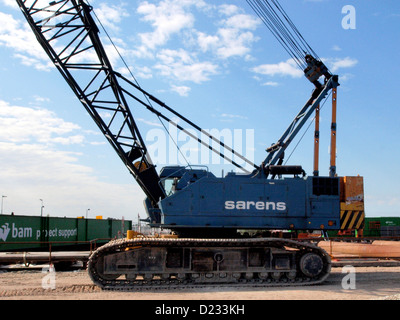 La Samsung CX800 è una gru pesante, di proprietà di Sarens, utilizzata in progetti industriali e di costruzione su larga scala. È progettato per il sollevamento di attrezzature e materiali pesanti in ambienti difficili, fornendo un supporto essenziale per i progetti infrastrutturali. Foto Stock