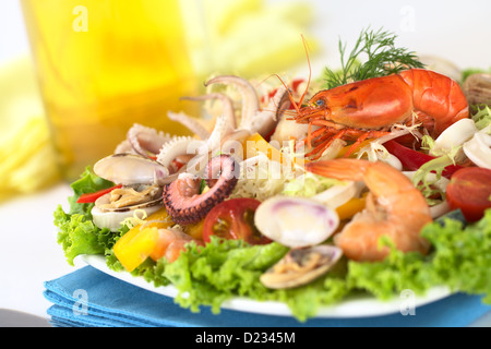 Insalata di mare con gamberetti, vongole, polpo tentacoli, anelli di calamari e gamberi con una varietà di verdure Foto Stock