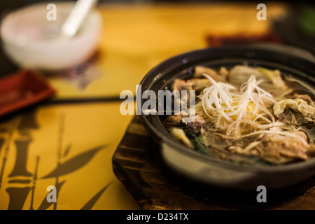 Pietra giapponese pot pasti a base di carne di manzo, tagliatelle e verdure in una sana base della zuppa Foto Stock