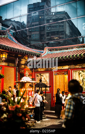 Buddisti di bruciare i bastoncini di incenso in un rituale culturale in Taipei, Taiwan Foto Stock