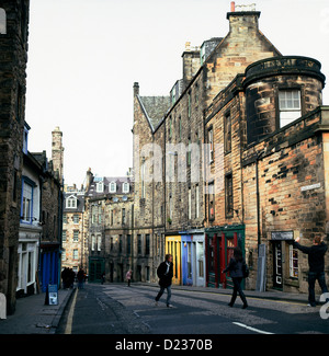 La gente a piedi in strada e una vista di edifici storici su Candlemaker Row a Edimburgo in Scozia UK KATHY DEWITT Foto Stock