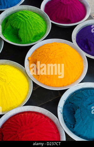 Indiano colorato in polvere in ciotole di metallo utilizzato per la realizzazione di disegni e modelli rangoli al festival. Andhra Pradesh, India Foto Stock