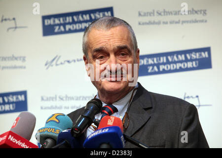 Praga, Repubblica Ceca. Xii gen, 2013 Ministro degli esteri e presidente del TOP 09 Karel Schwarzenberg passa al secondo turno delle elezioni presidenziali nella Repubblica Ceca. Egli sarà in concorrenza con il primo Zeman. Foto Stock