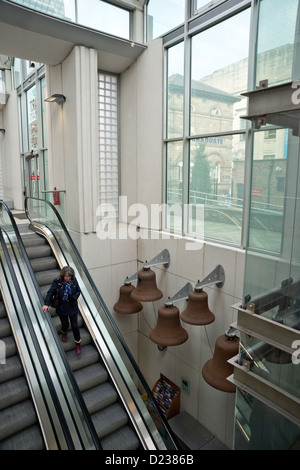 Rare di acciaio colato campane, Millennium Gallery, Sheffield Foto Stock