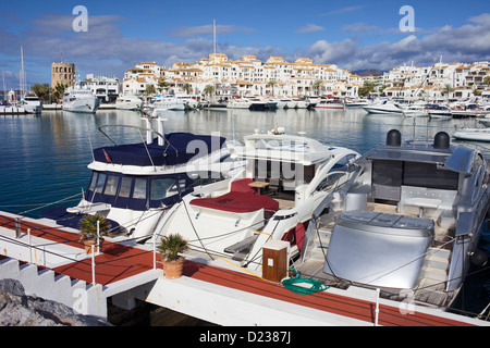 Marina con yacht di lusso in località di Puerto Banus sulla costa del sol in Spagna, vicino a Marbella, regione andalusia. Foto Stock