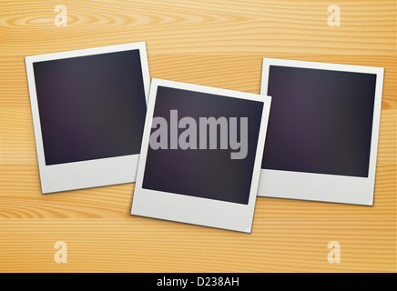 Tre blank retrò polaroid cornici foto su sfondo di legno Foto Stock