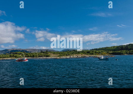Barca da pesca sul Loch Tuath a Ulva guardando indietro a Isle of Mull Argyll & Bute Scozia Scotland Foto Stock