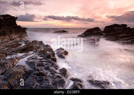 La costa del Mare d'Irlanda in una luminosa mattina. Malahide vicino a Dublino. Foto Stock