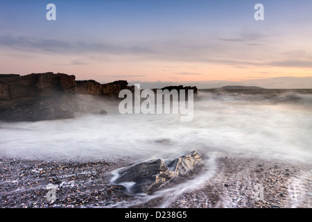 La costa del Mare d'Irlanda in una luminosa mattina. Malahide vicino a Dublino. Foto Stock