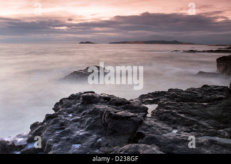 La costa del Mare d'Irlanda in una luminosa mattina. Malahide vicino a Dublino. Foto Stock