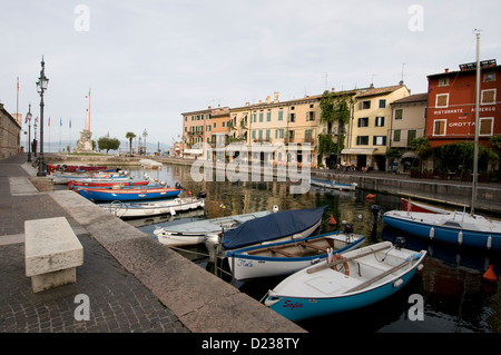 Lazise sul Lago di Garda nel nord Italia è una piccola cittadina medievale dedicata al turismo, con un porto di barche ormeggiate e piazza. Foto Stock