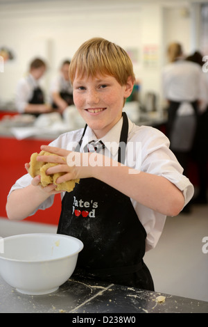 Un ragazzo gli impasti durante una scienza alimentare lezione al Pâté Grammar School di Cheltenham, Gloucestershire REGNO UNITO Foto Stock