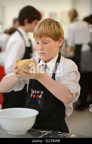 Un ragazzo gli impasti durante una scienza alimentare lezione al Pâté Grammar School di Cheltenham, Gloucestershire REGNO UNITO Foto Stock