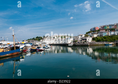 Barche e yacht in porto a Brixham Devon England con case colorate. Foto Stock