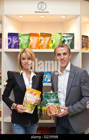 Magazzini Selfridges, Londra, Regno Unito. Calciatore 13.2013 Phil Neville e moglie Julie lanciare il loro 'WinNaturally sanitarie dei prodotti alimentari a magazzini Selfridges, London, Regno Unito Foto Stock