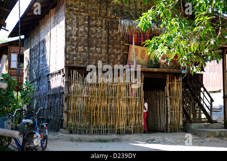 Mon Village vicino a Bago,i monaci buddisti alloggio,casa tipica costruzione, (l'antica capitale del regno Mon),MYANMAR Birmania Foto Stock