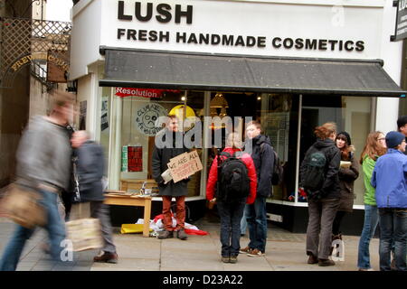 Oxford, Regno Unito. Xiii gen, 2013. Inattivo non più azione di solidarietà tenutasi a Oxford. Cartelli e parlando con shopers circa il movimento e le sue cause. Inattivo non è più un movimento di resistenza guidato da donne indigene del Canada che invita la gente a onorare e rispettare la sovranità indigeni. Foto Stock