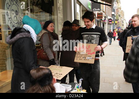 Oxford, Regno Unito. Xiii gen, 2013. Scena al minimo più alcuna azione di solidarietà tenutasi a Oxford. Inattivo non è più un movimento di resistenza guidato da donne indigene del Canada che invita la gente a onorare e rispettare la sovranità indigeni. Foto Stock