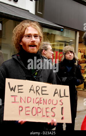 Oxford, Regno Unito. Xiii gen, 2013. Un sostenitore detiene una targhetta in sostegno della 'Inattiva Non piu' azione di solidarietà tenutasi a Oxford il 12 gennaio 2013. Inattivo non è più un movimento di resistenza guidato da donne indigene del Canada che invita la gente a onorare e rispettare la sovranità indigeni. Foto Stock