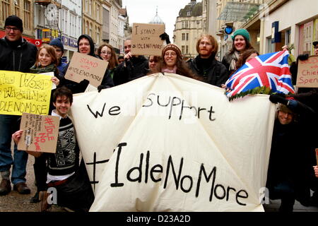 Oxford, Regno Unito. Xiii gen, 2013. I sostenitori del minimo non più movimento trattiene un azione in Oxford. Far girare il motore al minimo non è più un movimento di resistenza guidato da donne indigene del Canada invita le persone a onorare e rispettare la sovranità indigeni. Foto Stock