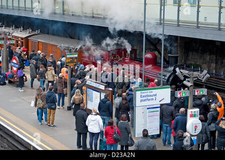 Londra, Regno Unito. Il 13 gennaio 2013. Il treno speciale, presieduta da un 1898 costruito locomotiva a vapore "et 1' passa attraverso la stazione della metropolitana di Earl's Court guardato dalla folla. Il treno è stato eseguito come parte di una serie di eventi speciali per contrassegnare il centocinquantesimo anniversario della prima di Londra con la metropolitana Foto Stock