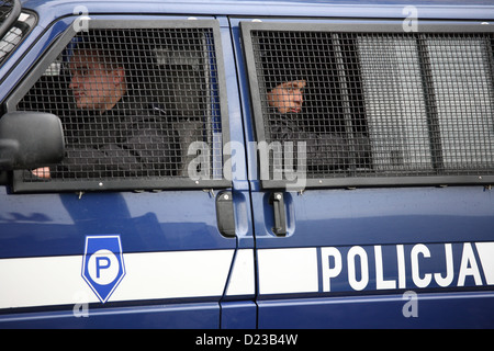 Poznan, Polonia, i funzionari di polizia pattuglia delle vetture durante una dimostrazione Foto Stock