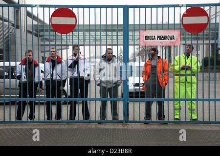 Poznan, Polonia, fair lavoratore guardando attraverso la recinzione Foto Stock