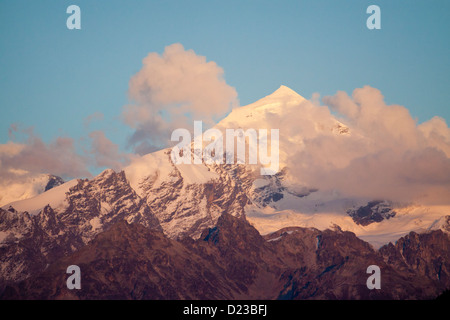 Il Monte Shkhara, il picco più alto in Georgia, la sera sun Foto Stock