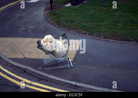 Il rovesciamento del carrello di shopping per le strade di Brighton. Foto Stock