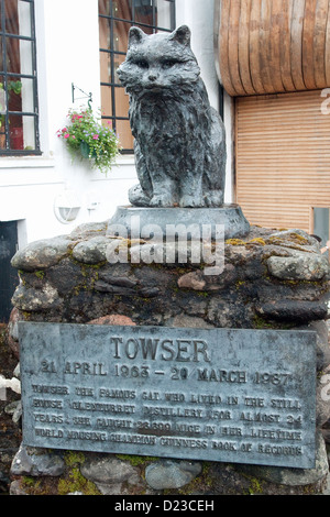 Statua di Towser, campione del mondo di mouser cat, al whisky Glenturret Distillery, vicino a Crieff, Scozia Foto Stock