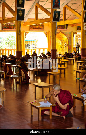 Buddha,Budda,il buddismo,Kya birmano khat Waing insegnamento monastero monaci,esami,Bago (capitale del regno Mon),MYANMAR Birmania Foto Stock