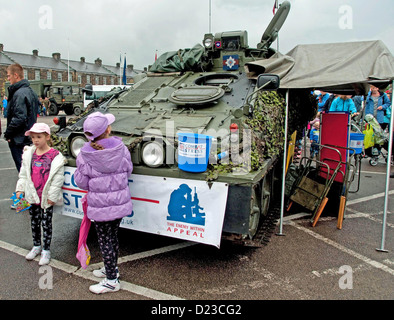 I bambini con uno spartano AFV a un Open Day in caserma Fulwood, Preston, Lancashire Foto Stock
