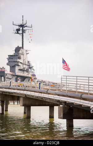 Bandiera americana sulla passerella Ponte per la USS Lexington, Corpus Christi, Texas, Stati Uniti d'America Foto Stock