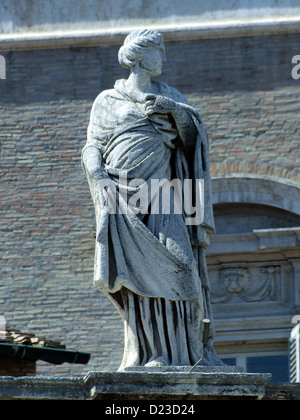 Le statue sui colonnati di Piazza San Pietro nella città del Vaticano sono una caratteristica iconica del design architettonico della piazza. Queste sculture, create da rinomati artisti, raffigurano santi e figure religiose, contribuendo al patrimonio spirituale e artistico della piazza. Foto Stock