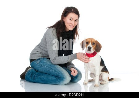 Donna con cane beagle isolato su bianco Foto Stock