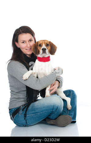 Donna con cane beagle isolato su bianco Foto Stock