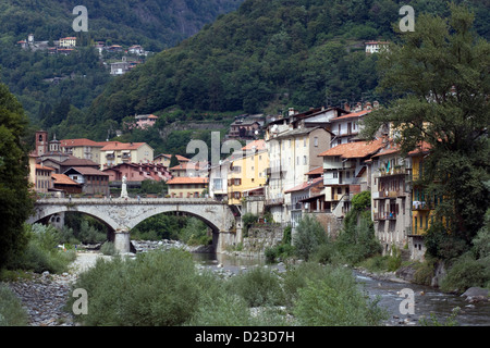 Piemonte: Varallo - Vista della città vecchia a cavallo del fiume Sesia Foto Stock